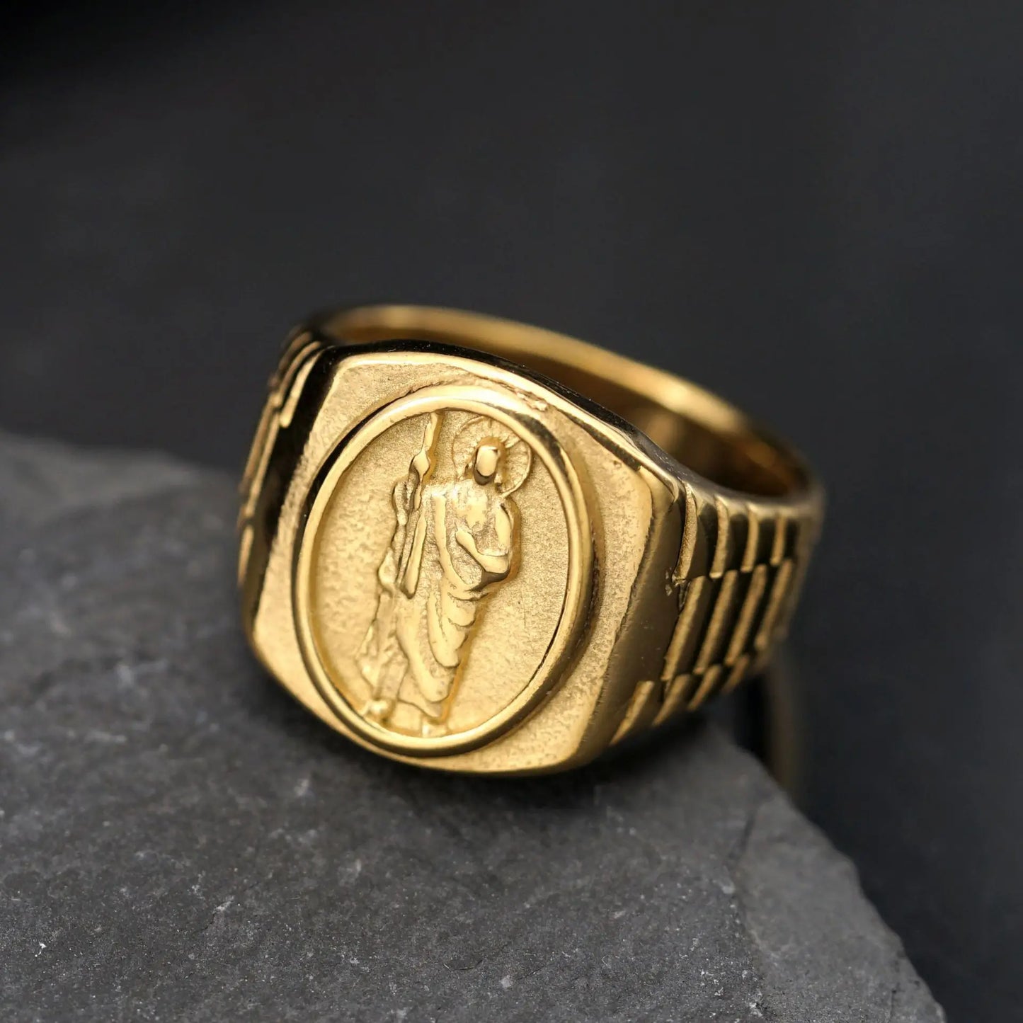 Bague chevalière Saint Jude en acier inoxydable plaqué or, bijou religieux raffiné.