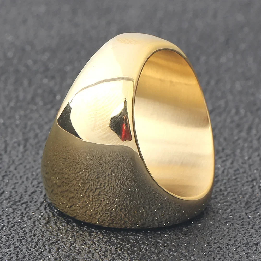 Zoom sur la chevalière en acier inoxydable, plaquée or, gravée du sceau sacré des sept archanges.