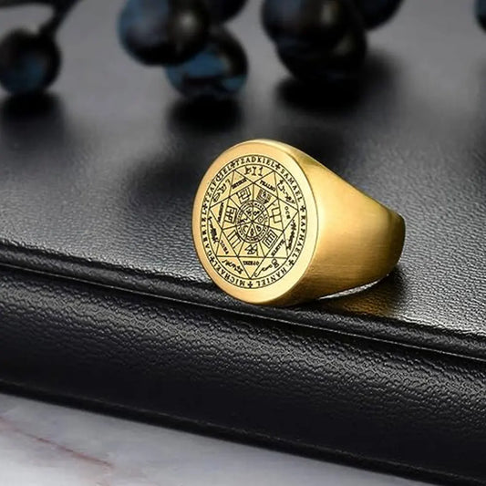 Bague chevalière mystique en métal plaquée or, symbole de protection et puissance divine.