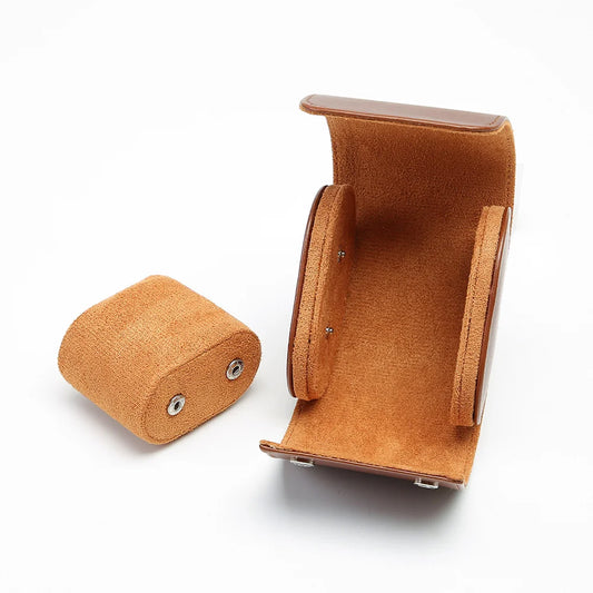 Coffret de rangement en cuir marron, intérieur en daim doux, parfait pour protéger une montre avec style