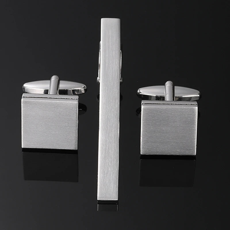 Kit boutons de manchette et pince à cravate gris anthracite, design poli, moderne pour un costume professionnel