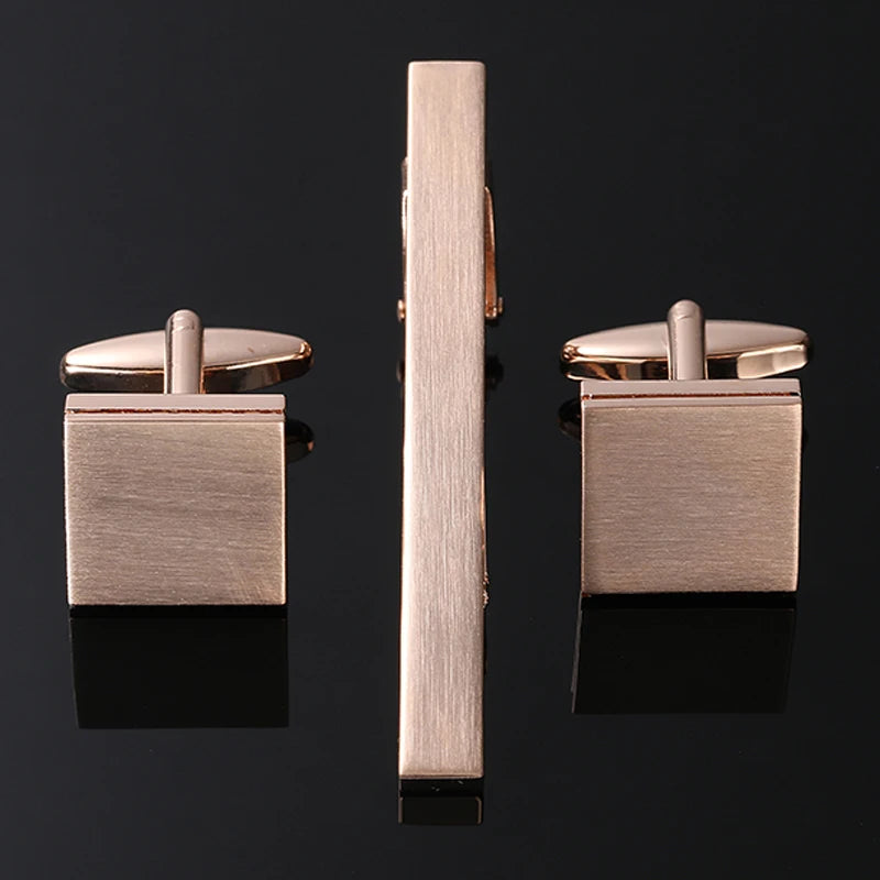 Ensemble boutons de manchette carrés en or rose et pince à cravate, style old money et raffiné