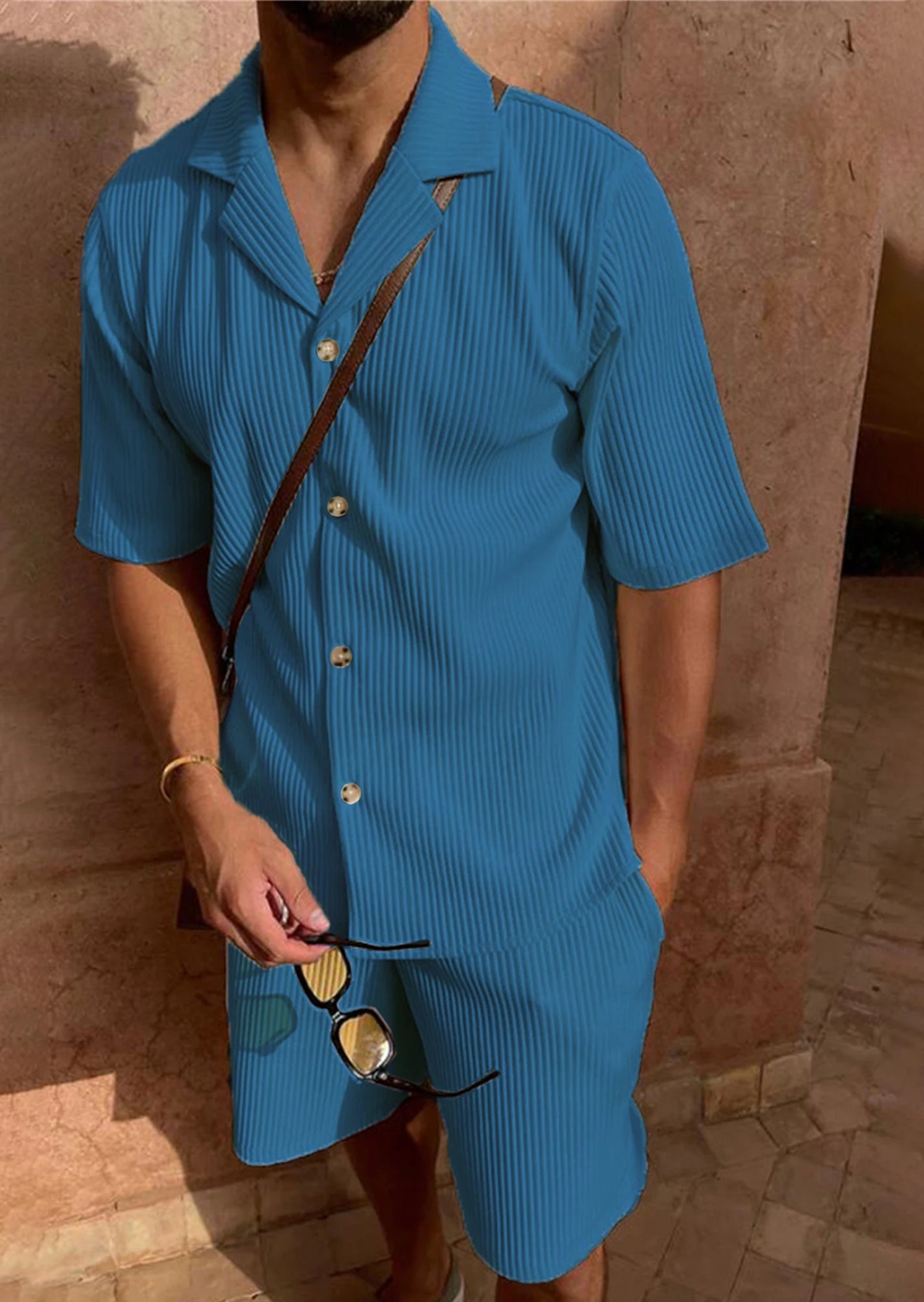 Ensemble bleu en velours côtelé homme, chemise manches courtes et short, style old money, portée
