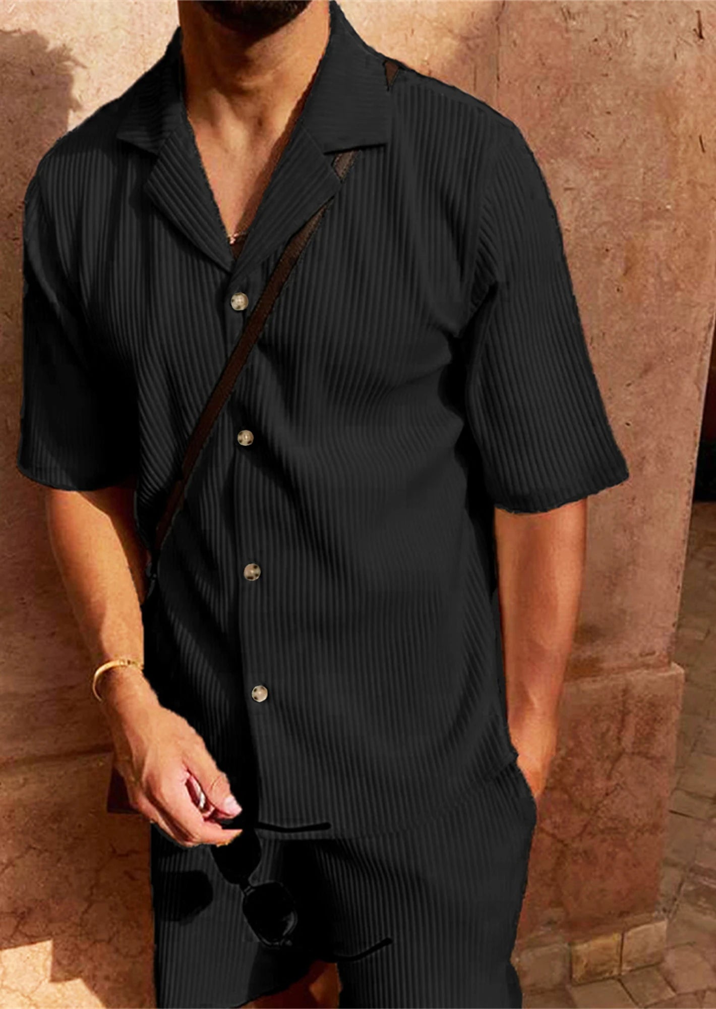 Ensemble noir homme en velours, coupe élégante avec short et chemise, look old money portée