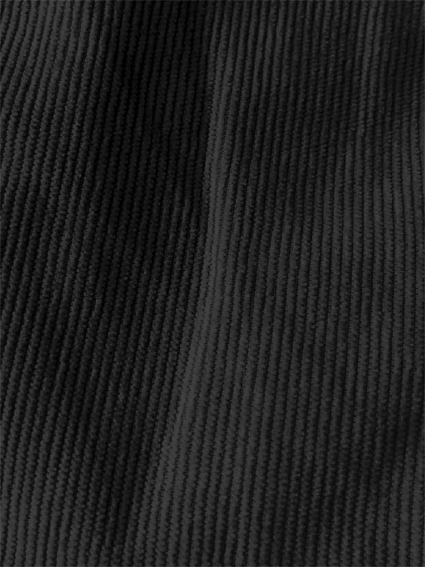 Ensemble noir homme en velours, coupe élégante avec short et chemise, look old money, zoom matière