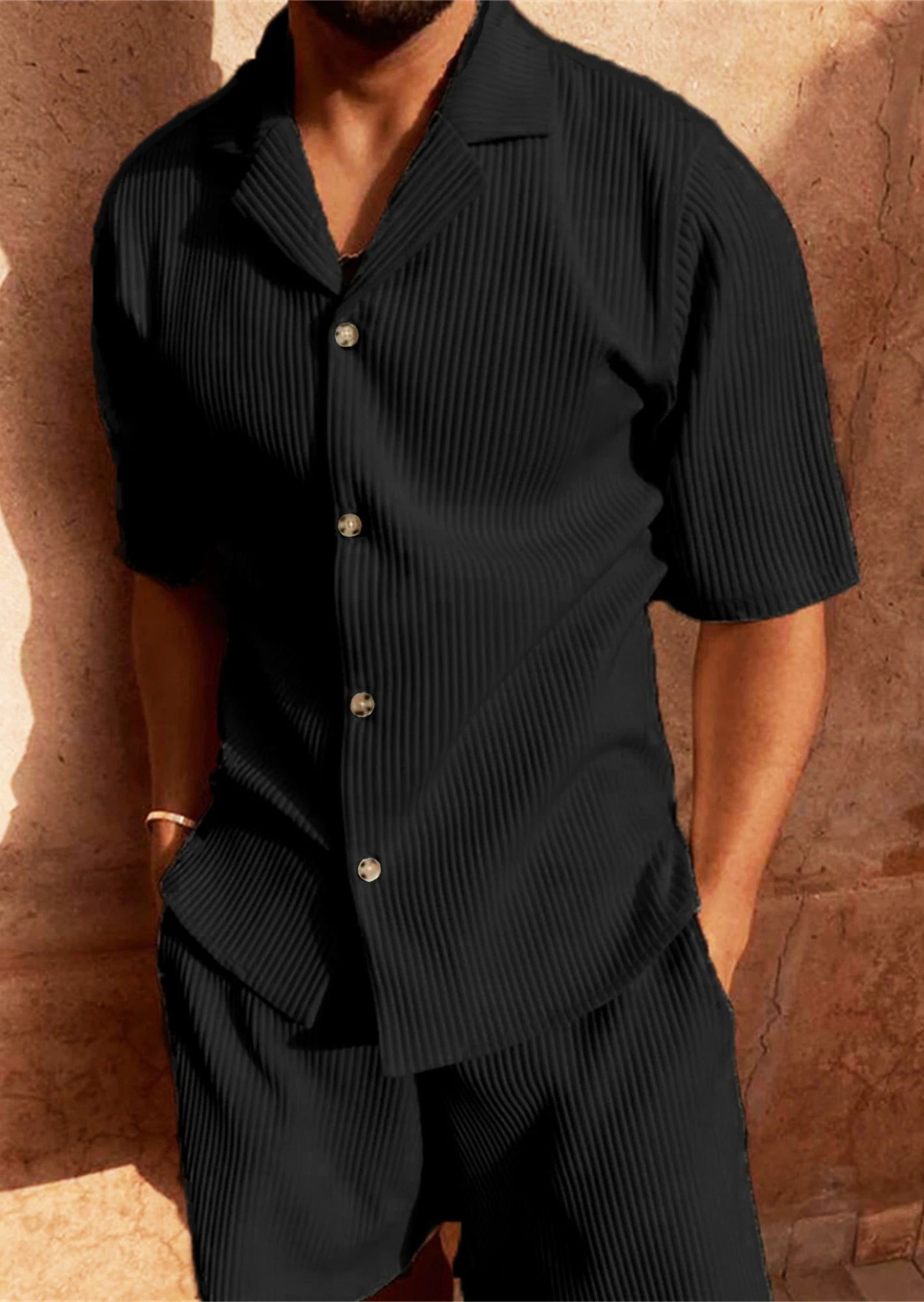 Ensemble noir homme en velours, coupe élégante avec short et chemise, look old money