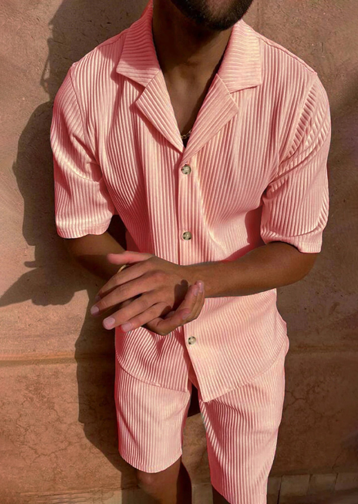 Ensemble rose en velours côtelé, short et chemise homme, silhouette raffinée estivale