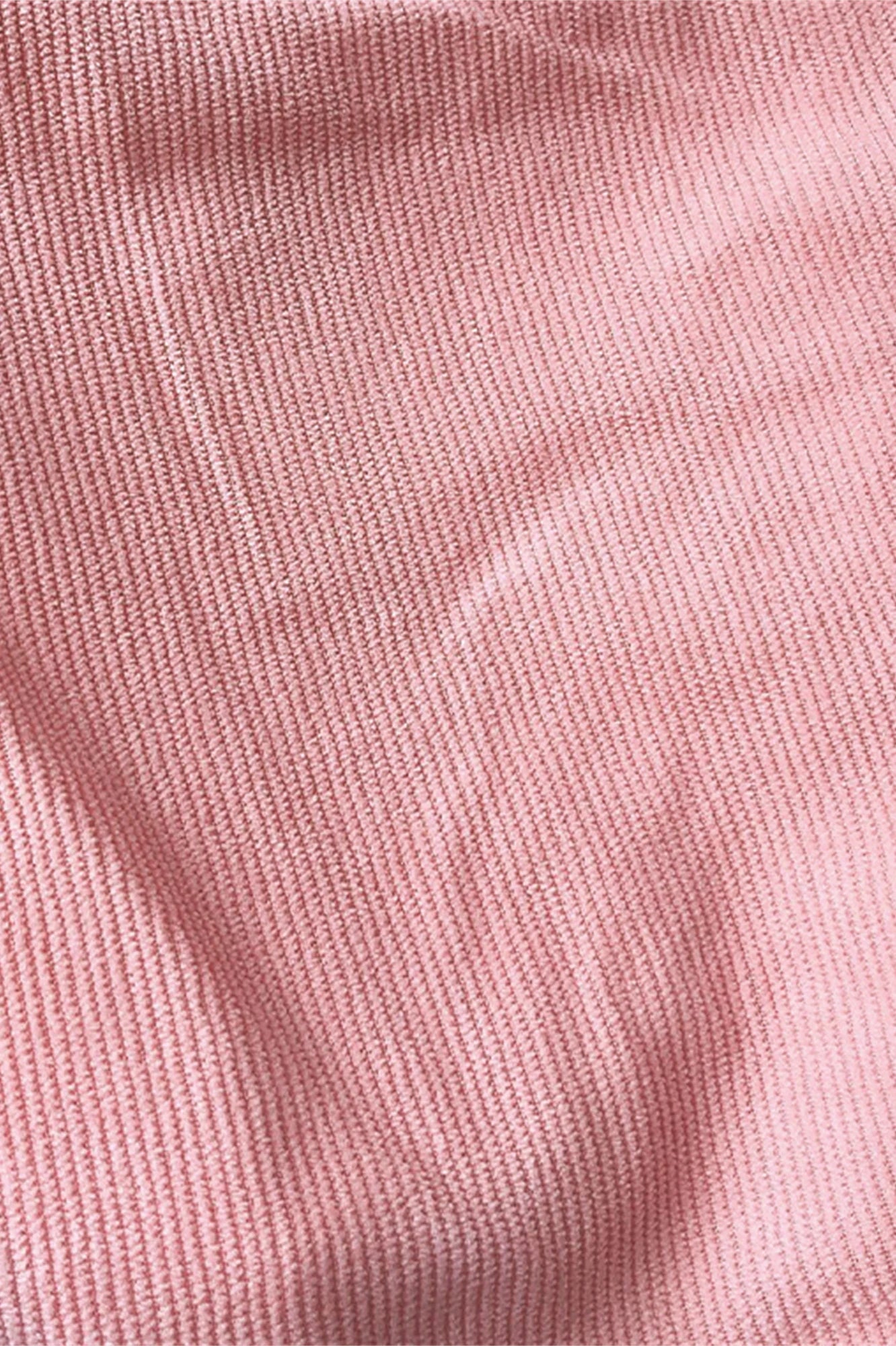 Ensemble rose en velours côtelé, short et chemise homme, silhouette raffinée estivale, zoom matière de qualité