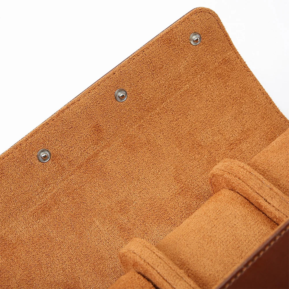 Zoom sur l'interieur en daim du coffret de voyage en cuir marron pour montres, protection haut de gamme avec intérieur doux
