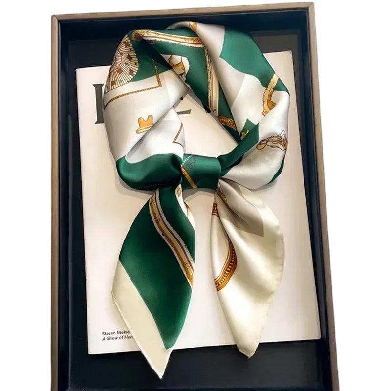 Foulard carré vert foncé et blanc cassé avec touches dorées.