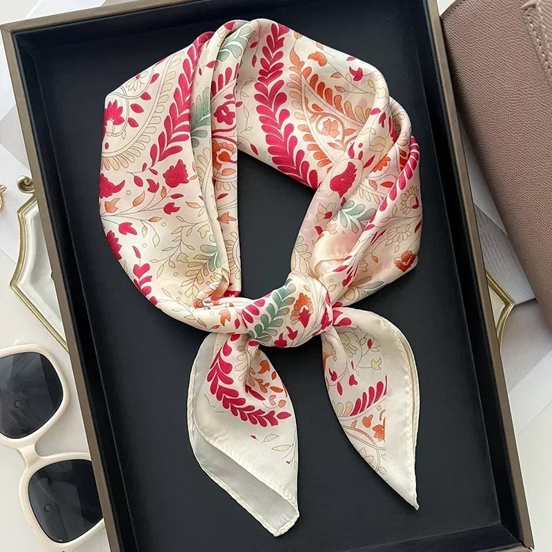 Foulard carré rose clair et rose foncé au motif élégant.
