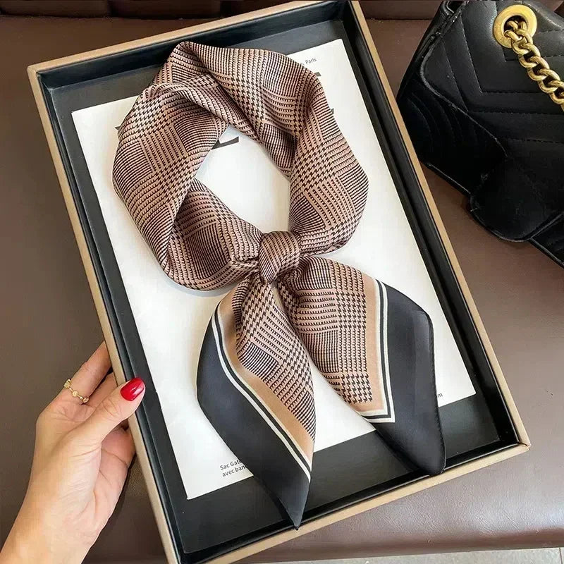 Foulard carré rayé marron et noir, effet rétro vintage.