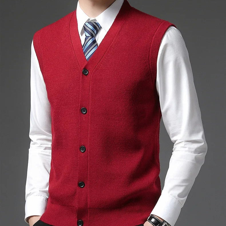 Cardigan GARETH sans manches rouge, parfait sur une chemise ou un pull fin.