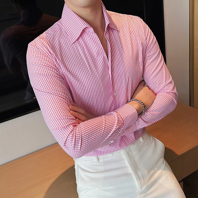 Homme avec chemise rose et blanche à carreaux, parfait pour une tenue élégante, mais détendue, inspirée du style Old Money
