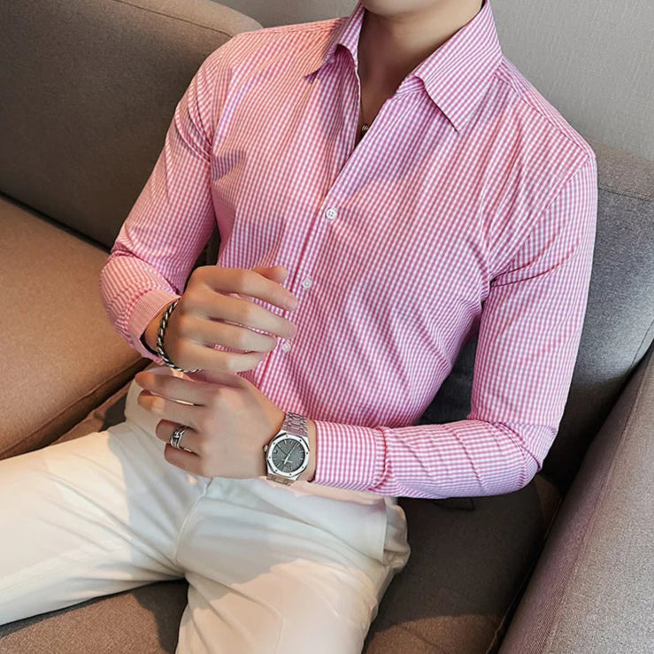Chemise à carreaux rose et blanc avec boutonnière fermée et col V, pour une silhouette soignée et moderne.