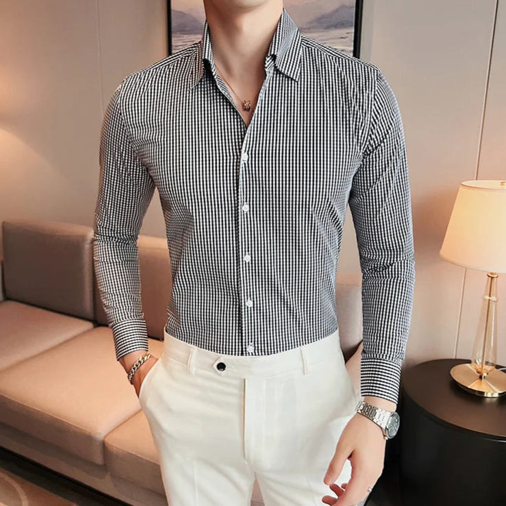 Chemise homme à carreaux noirs et blancs, coupe ajustée et col V, tissu en coton et nylon de haute qualité. Détails du motif à carreaux contrastés.