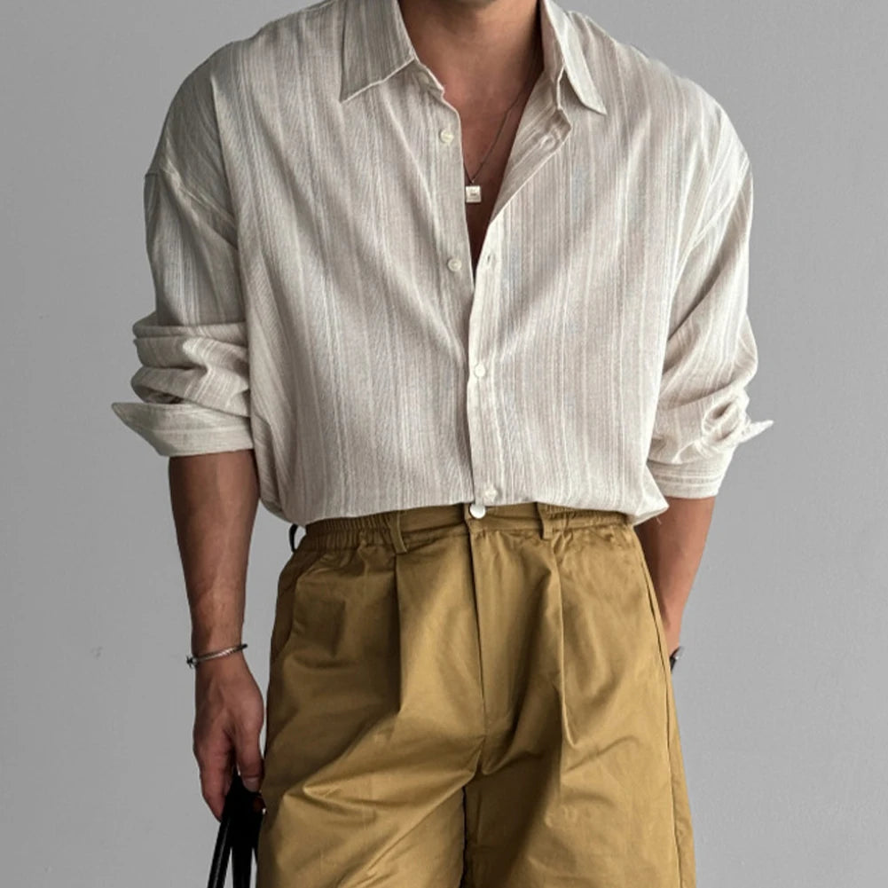 Chemise à rayures beige pour homme, col rabattu et coupe fluide, idéal pour un look Old Money.