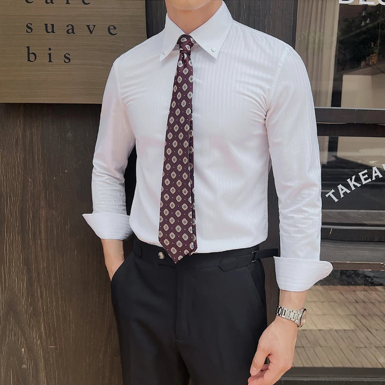 Gros plan sur le tissu blanc à rayures foncées, respirant et confortable pour un usage quotidien.