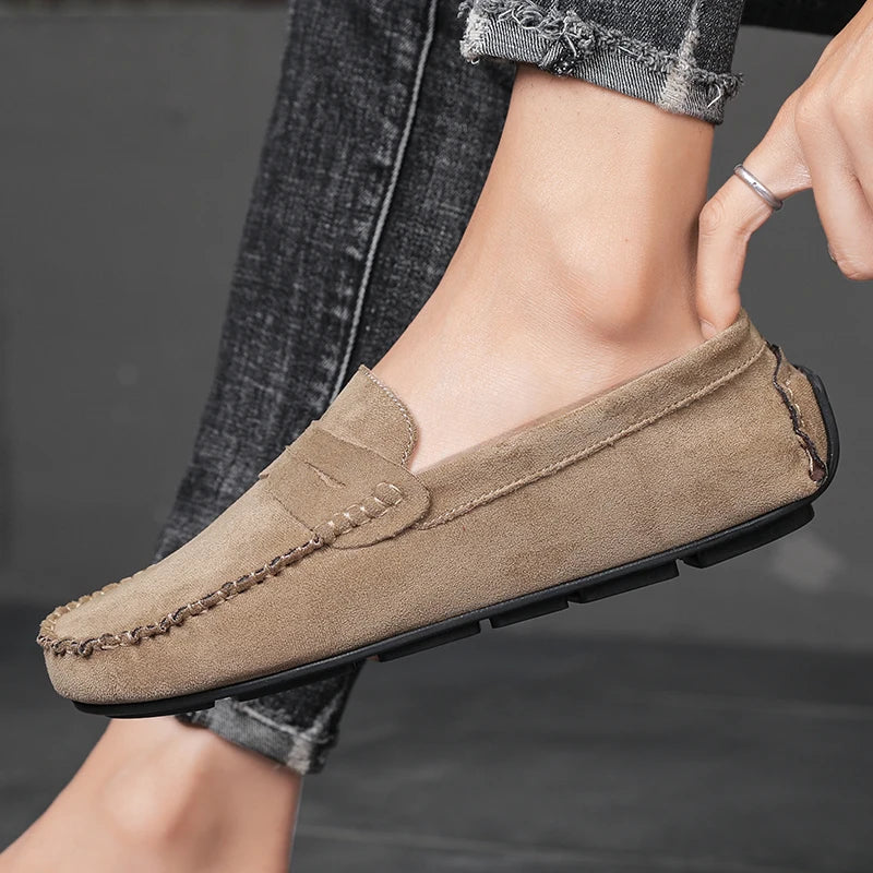 Chaussures mocassins beige homme en daim avec semelle souple