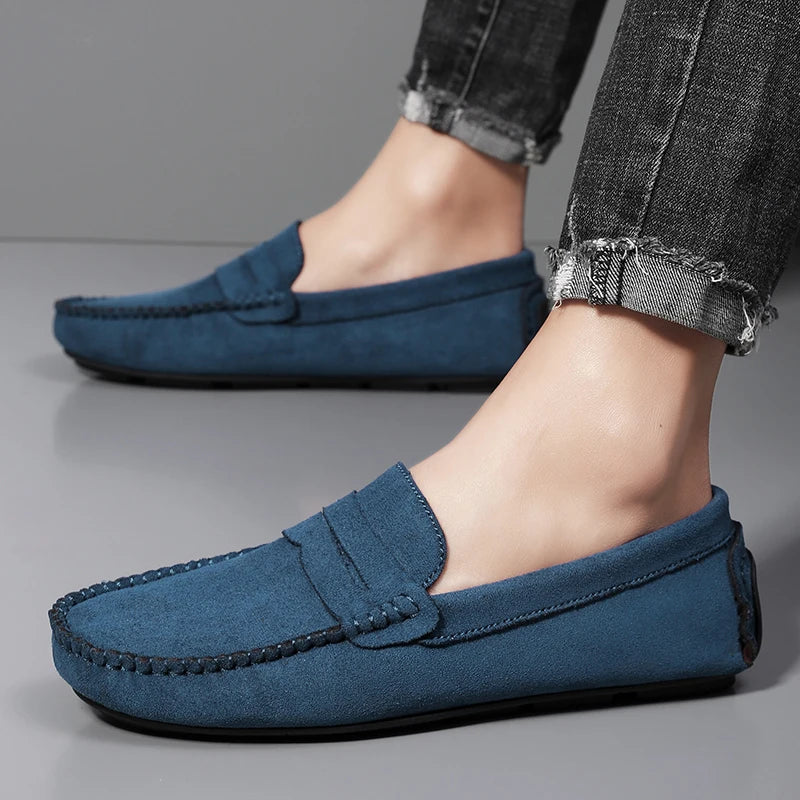 Mocassins bleus en daim pour homme portés