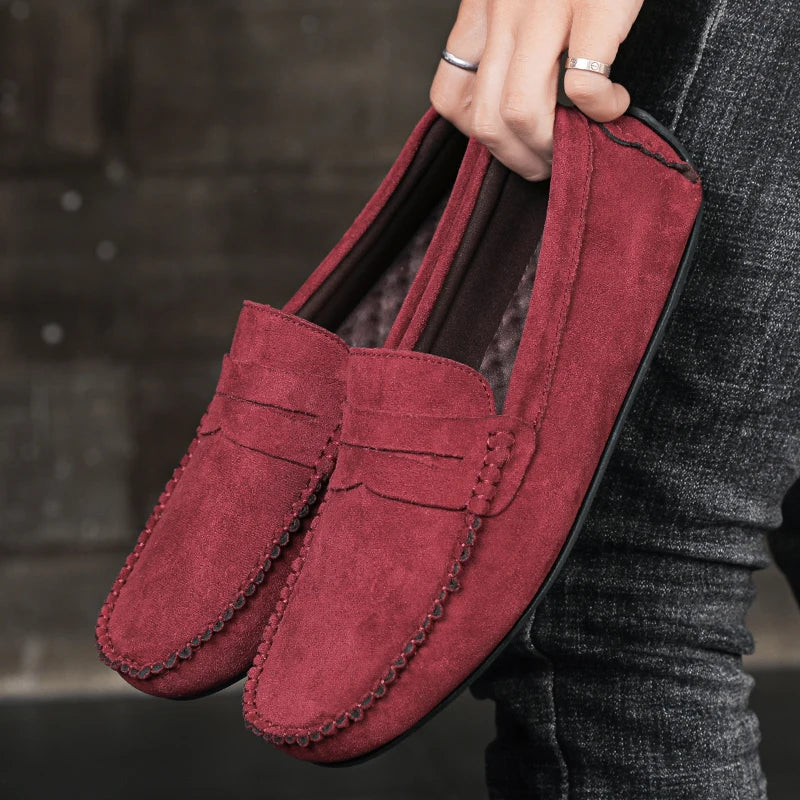 Mocassins en daim bordeaux avec semelle souple en caoutchouc pour un confort prolongé
