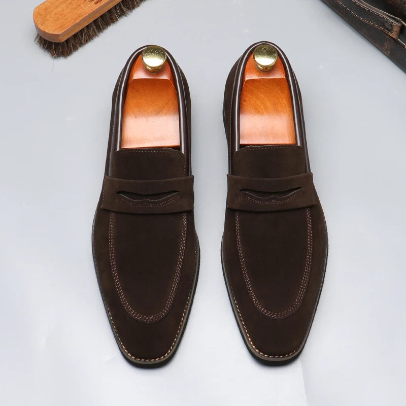 Chaussures plates homme marron en daim, style mocassins britanniques, élégance sobre, style old money