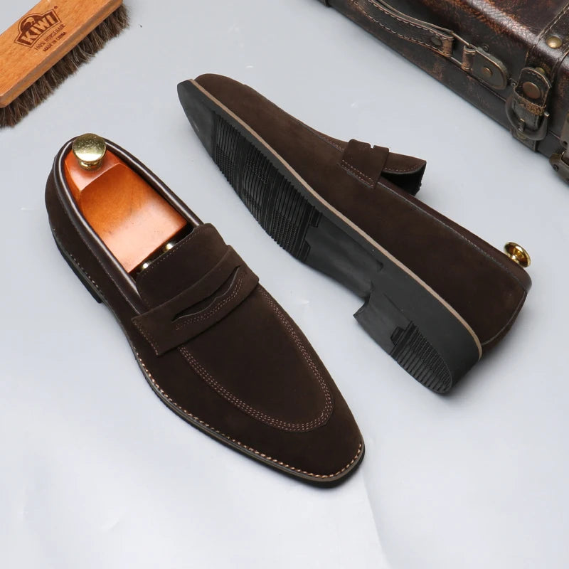 Chaussures plates homme marron en daim, style mocassins britanniques, élégance sobre