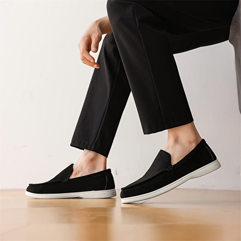 Chaussures en daim noir, silhouette classique et chic