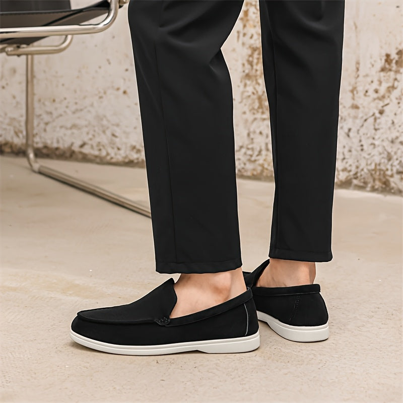 Chaussures en daim noir, silhouette classique et chic