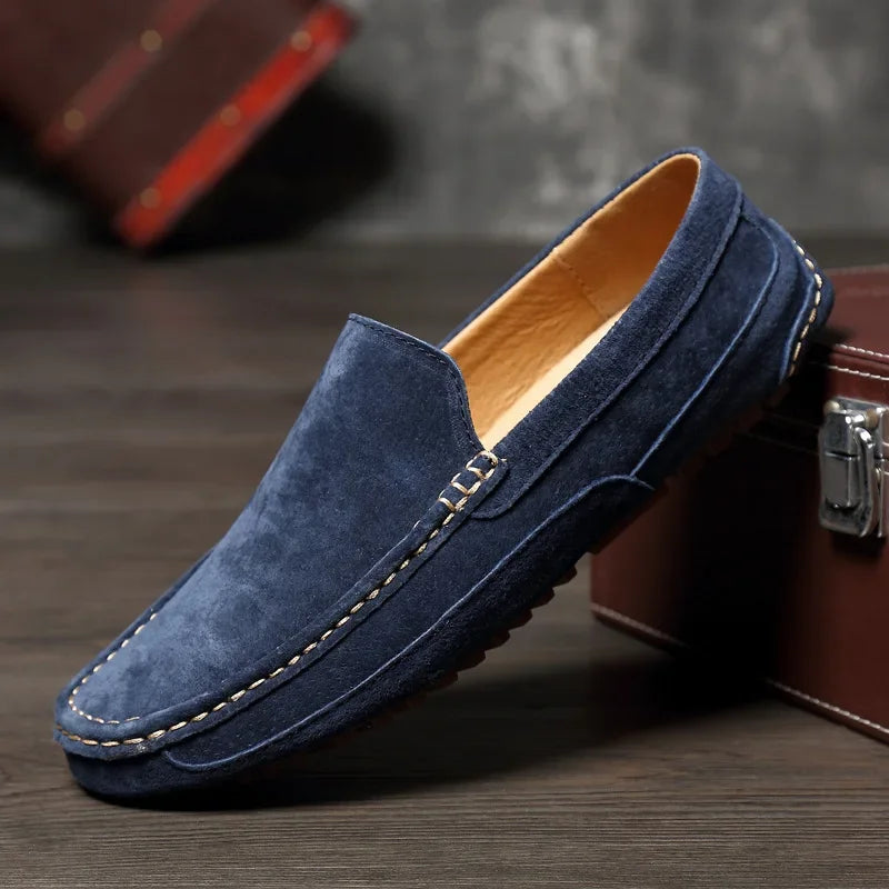Mocassins bleu marine homme en daim artisanal, à enfiler, style bateau élégant et intemporel