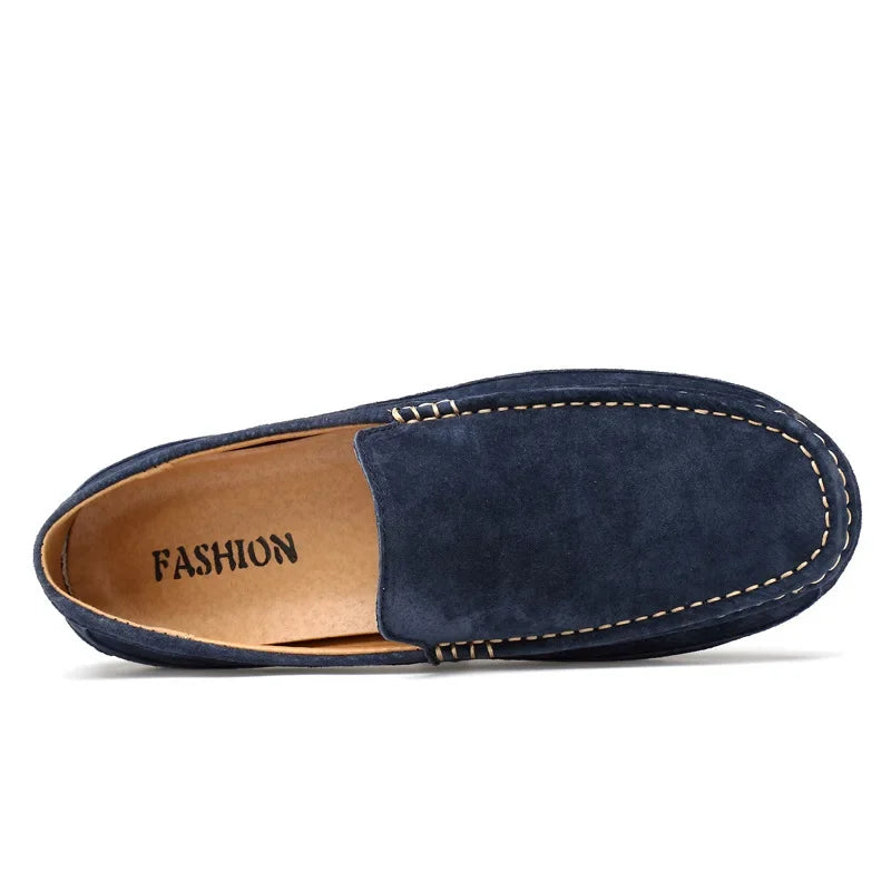 Mocassins bleu marine homme en daim artisanal, à enfiler, style bateau élégant et intemporel, vue de dessus