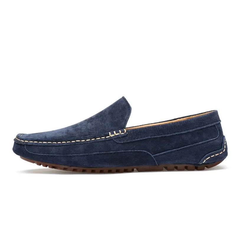Mocassins bleu marine homme en daim artisanal, à enfiler, style bateau élégant et intemporel, vue de profil, zoom coutures