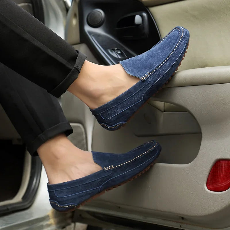 Mocassins bleu marine homme en daim artisanal, à enfiler, style bateau élégant et intemporel, portées