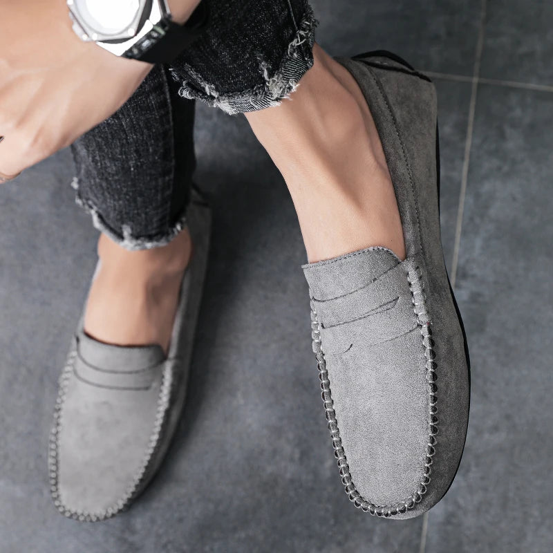 Mocassins gris en daim pour homme style urbain et vintage