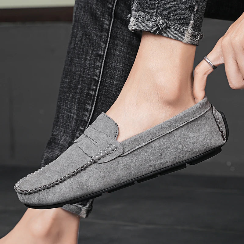 Mocassins gris homme en daim – style urbain et confort