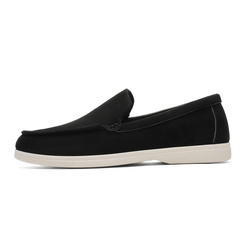 Mocassins en daim noir, silhouette classique et chic