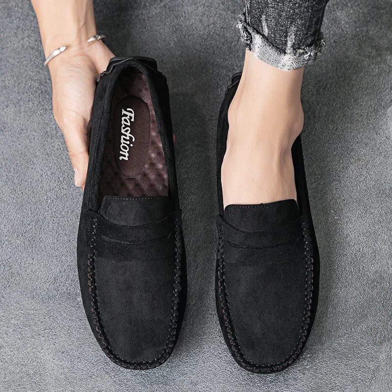 mocassins en daim noir design vintage pour un look décontracté et élégant