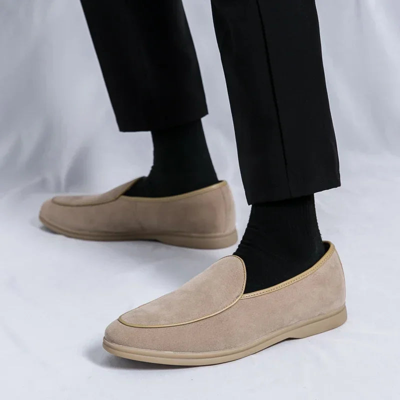 Mocassins écru plat en daim de vache pour homme style old money