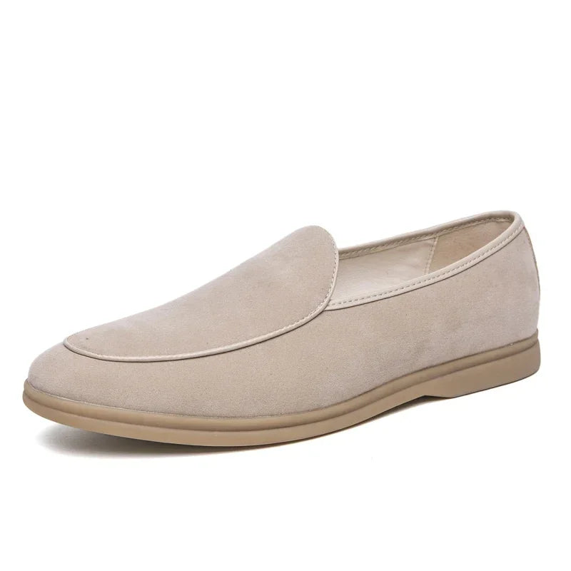 Mocassins plats beiges en daim de vache pour homme style old money