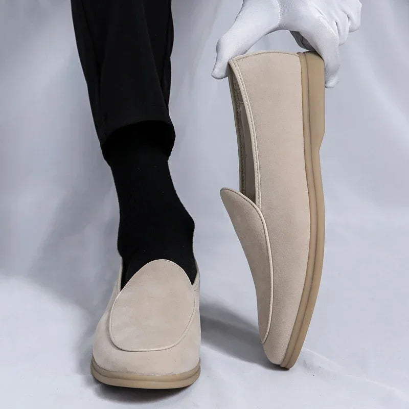 Mocassins plats beiges en daim de vache pour homme style old money