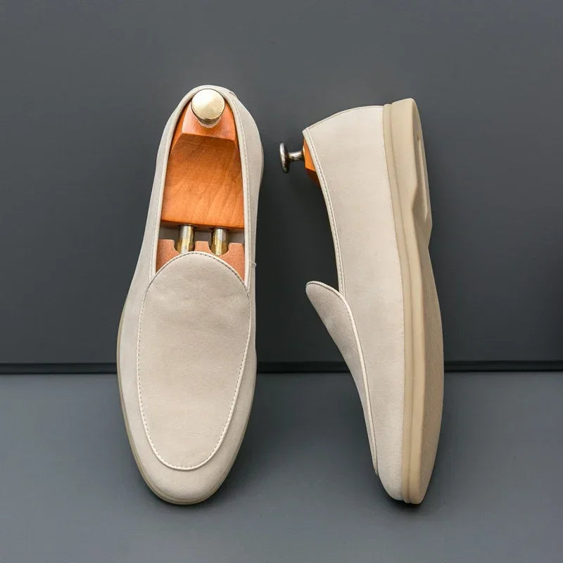 Mocassins plats beige en daim de vache pour homme style old money