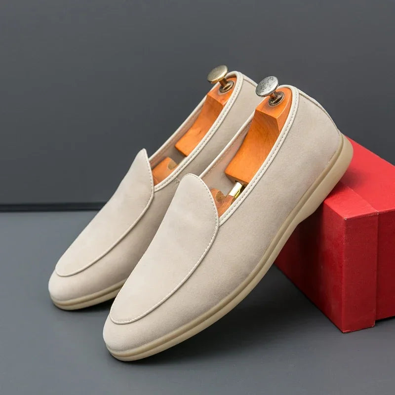 Mocassins plats beiges en daim de vache pour homme style old money