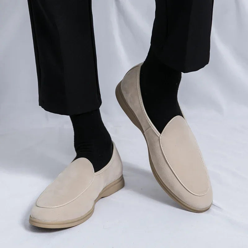 Mocassins plats beige en daim de vache pour homme style old money