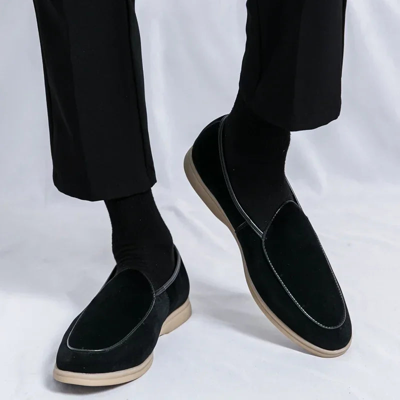 Mocassins noirs plats en daim de vache pour homme style old money