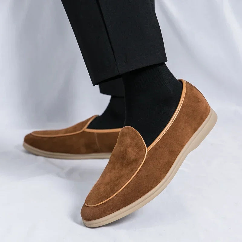 Mocassins plats en daim de vache marron pour homme style old money
