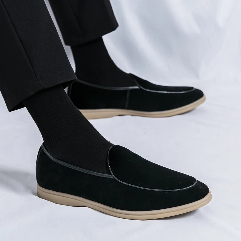 Mocassins plats noirs en daim de vache pour homme style old money