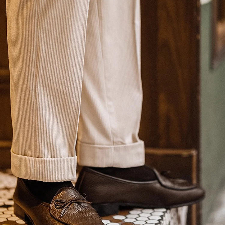 Zoom sur le bas du pantalon ALDRIC beige en velours côtelé, mettant en avant la finition nette et soignée. L’ourlet parfaitement ajusté offre une silhouette élégante et moderne, tout en conservant une touche de confort. Un détail subtil mais raffiné qui complète le style Old Money.