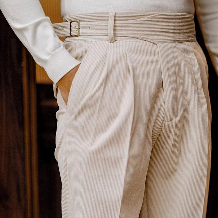Zoom sur la texture du velours beige du pantalon ALDRIC, illustrant sa douceur et sa résistance. Ce pantalon à ceinture intégrée offre un ajustement précis et une silhouette soignée, tout en restant fidèle à l’esprit du style Old Money.