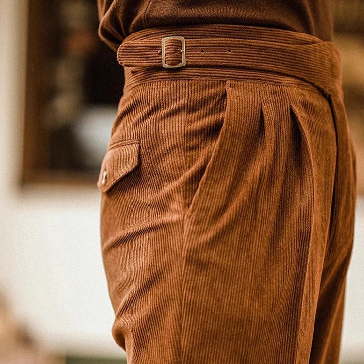 Zoom sur la boucle élégante de la ceinture ajustable du pantalon ALDRIC vert foncé en velours. Un design pratique et soigné, garantissant un ajustement optimal et une silhouette parfaitement définie, tout en restant fidèle à l’esprit du style Old Money.