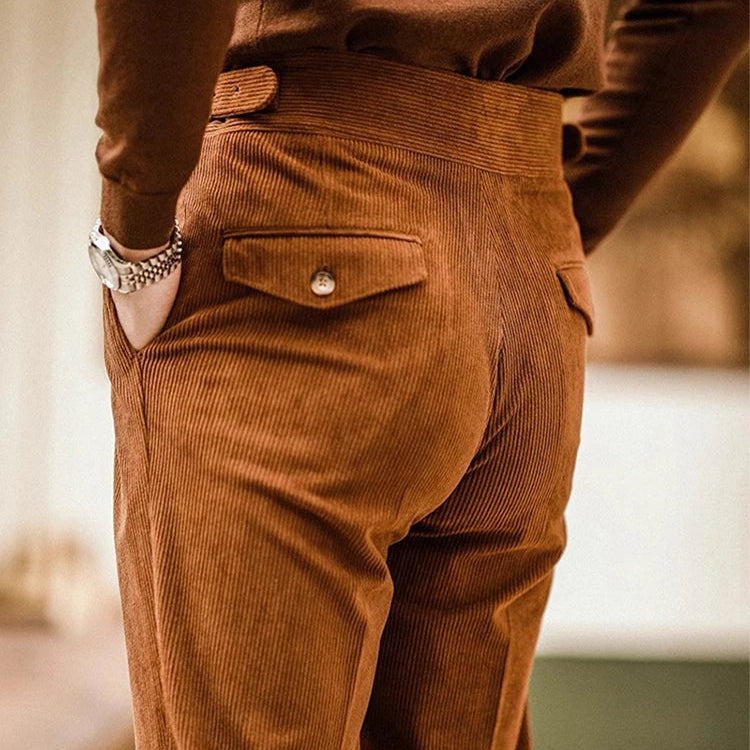 Détail du pantalon ALDRIC marron en velours côtelé, mettant en valeur la texture du velours et les poches arrières, offrant une coupe ajustée et élégante. Confort optimal.